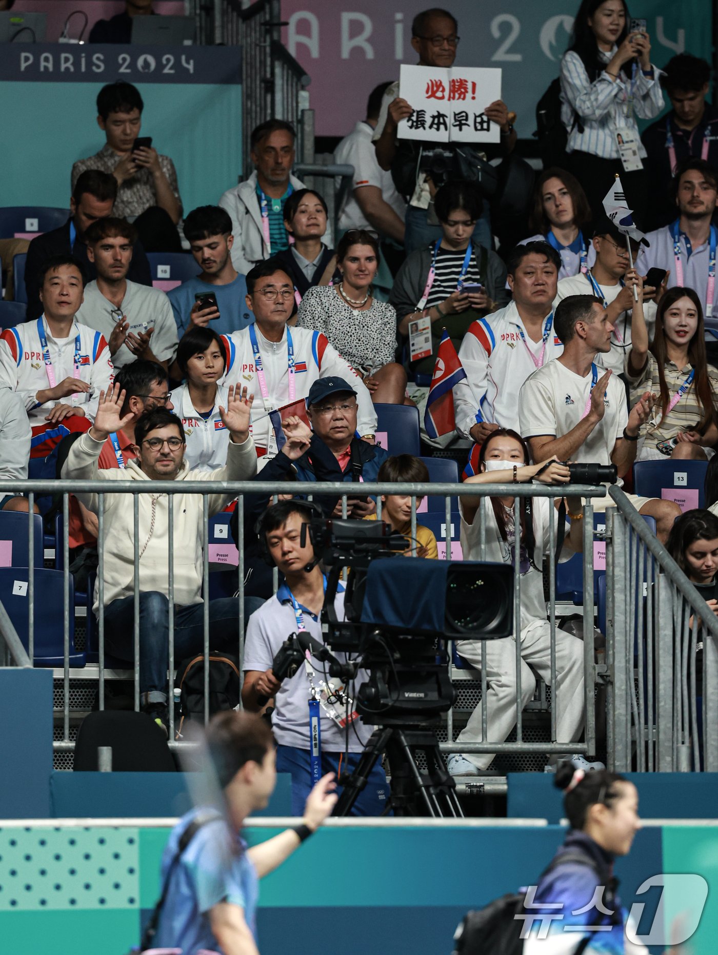 대한민국 탁구 대표팀 신유빈, 임종훈 선수가 28일&#40;한국시간&#41; 프랑스 파리 사우스 파리 아레나 4에서 열린 &#39;2024 파리올림픽&#39; 탁구 혼합복식 16강 독일과의 경기를 마친 후 북한 선수단 관계자 앞을 지나가고 있다. 2024.7.28/뉴스1 ⓒ News1 박정호 기자