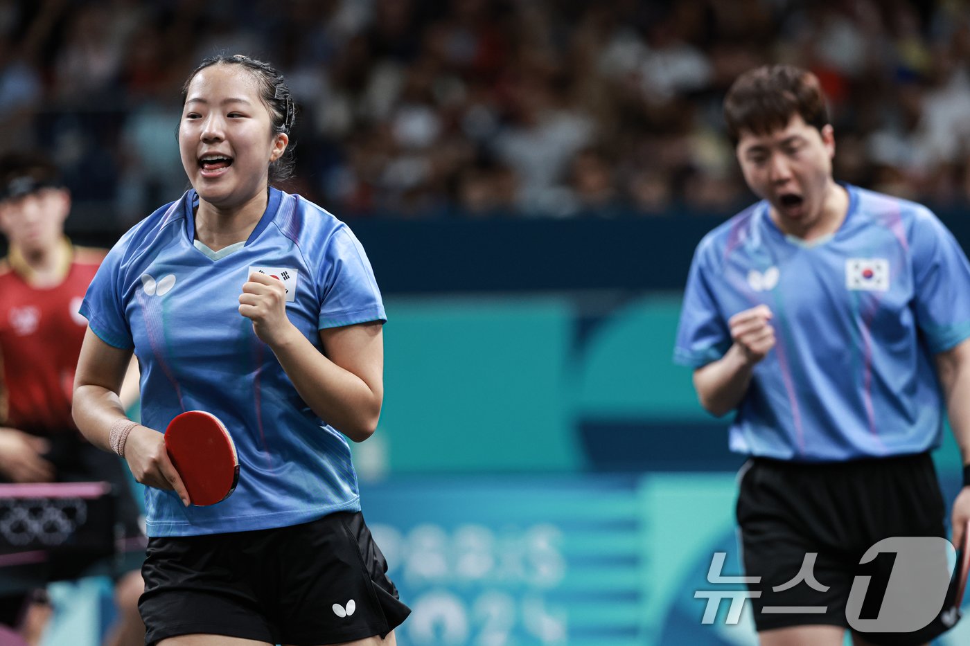 본문 이미지 - 대한민국 탁구 대표팀 신유빈, 임종훈 선수가 28일(한국시간) 프랑스 파리 사우스 파리 아레나 4에서 열린 '2024 파리올림픽' 탁구 혼합복식 16강 독일과의 경기에서 득점에 성공한 후 기뻐하고 있다. 2024.7.28/뉴스1 ⓒ News1 박정호 기자