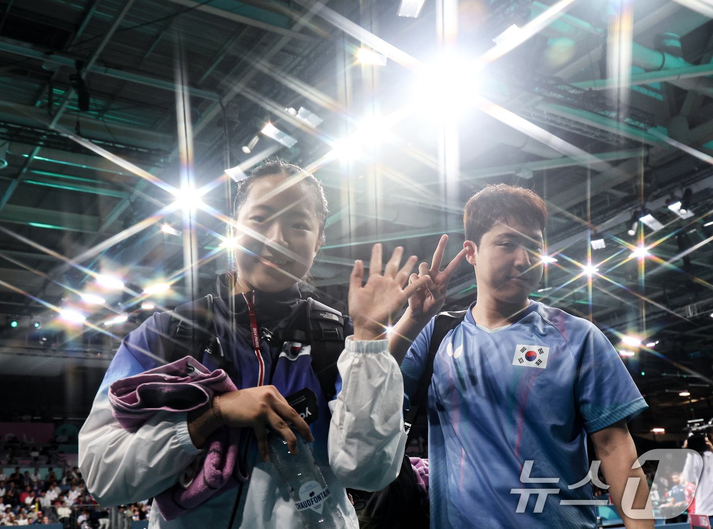 본문 이미지 - 대한민국 탁구 대표팀 신유빈, 임종훈 선수가 28일&#40;한국시간&#41; 프랑스 파리 사우스 파리 아레나 4에서 열린 &#39;2024 파리올림픽&#39; 탁구 혼합복식 16강 독일과의 경기에서 승리를 거둔 후 취재진을 향해 포즈를 취하고 있다. 2024.7.28/뉴스1 ⓒ News1 박정호 기자