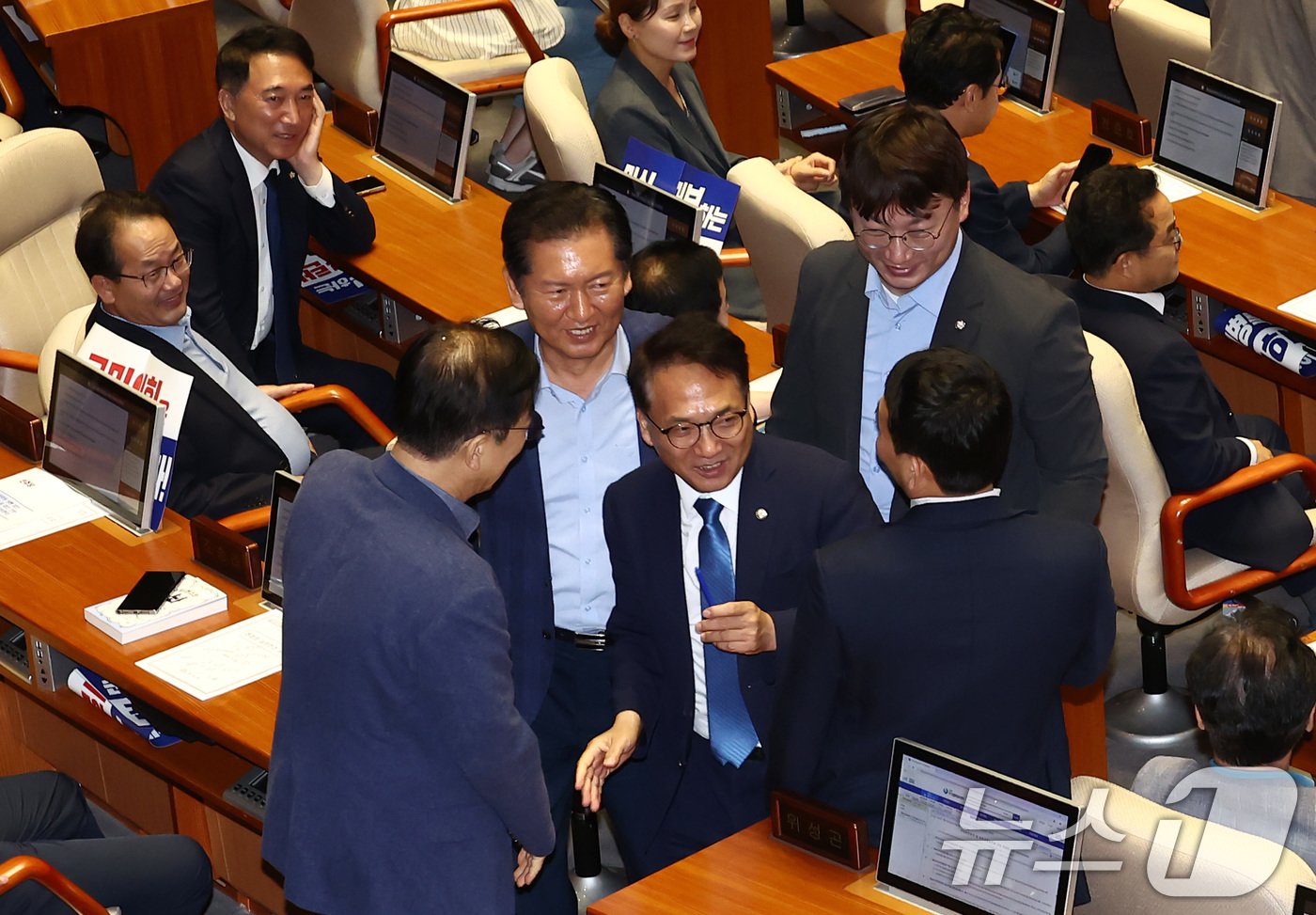 박선원 더불어민주당 의원이 28일 새벽 서울 여의도 국회 본회의에서 방송4법 찬성 무제한토론&#40;필리버스터&#41;을 마치고 동료 의원들의 격려를 받고 있다. 2024.7.28/뉴스1 ⓒ News1 김민지 기자