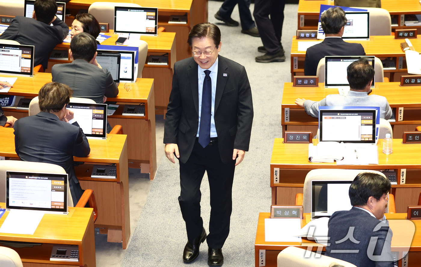 (서울=뉴스1) 김민지 기자 = 이재명 더불어민주당 전 대표가 28일 새벽 서울 여의도 국회 본회의장에서 방송법 일부개정법률안(대안)에 대한 무제한토론 종결동의의 건과 관련한 투표 …