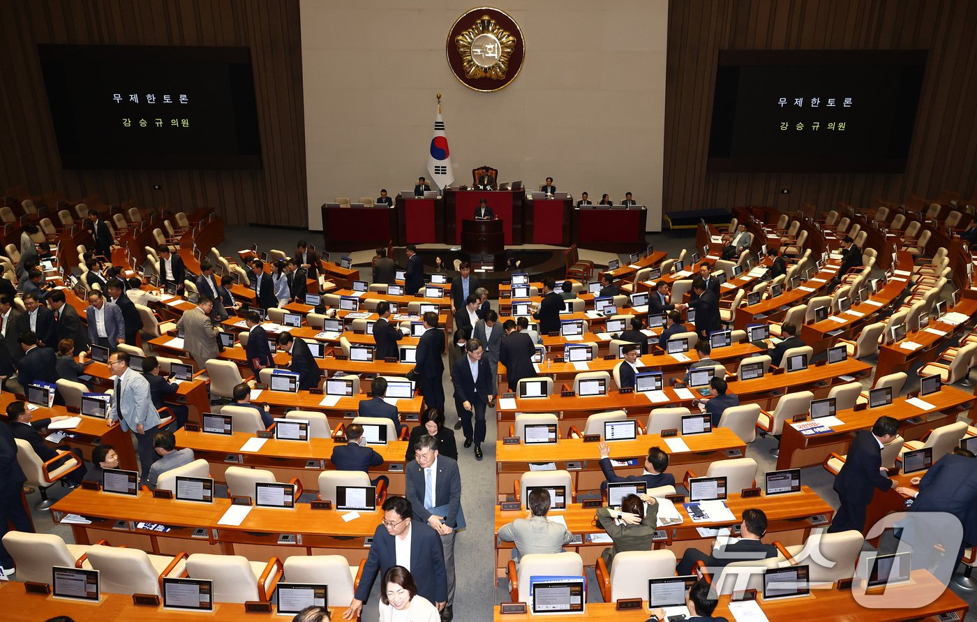 더불어민주당 등 야당 의원들이 28일 새벽 서울 여의도 국회 본회의장에서 방송법 개정안에 반대하는 강승규 국민의힘 의원의 무제한토론&#40;필리버스터&#41;이 시작되자 회의장을 나가고 있다. 2024.7.28/뉴스1 ⓒ News1 김민지 기자