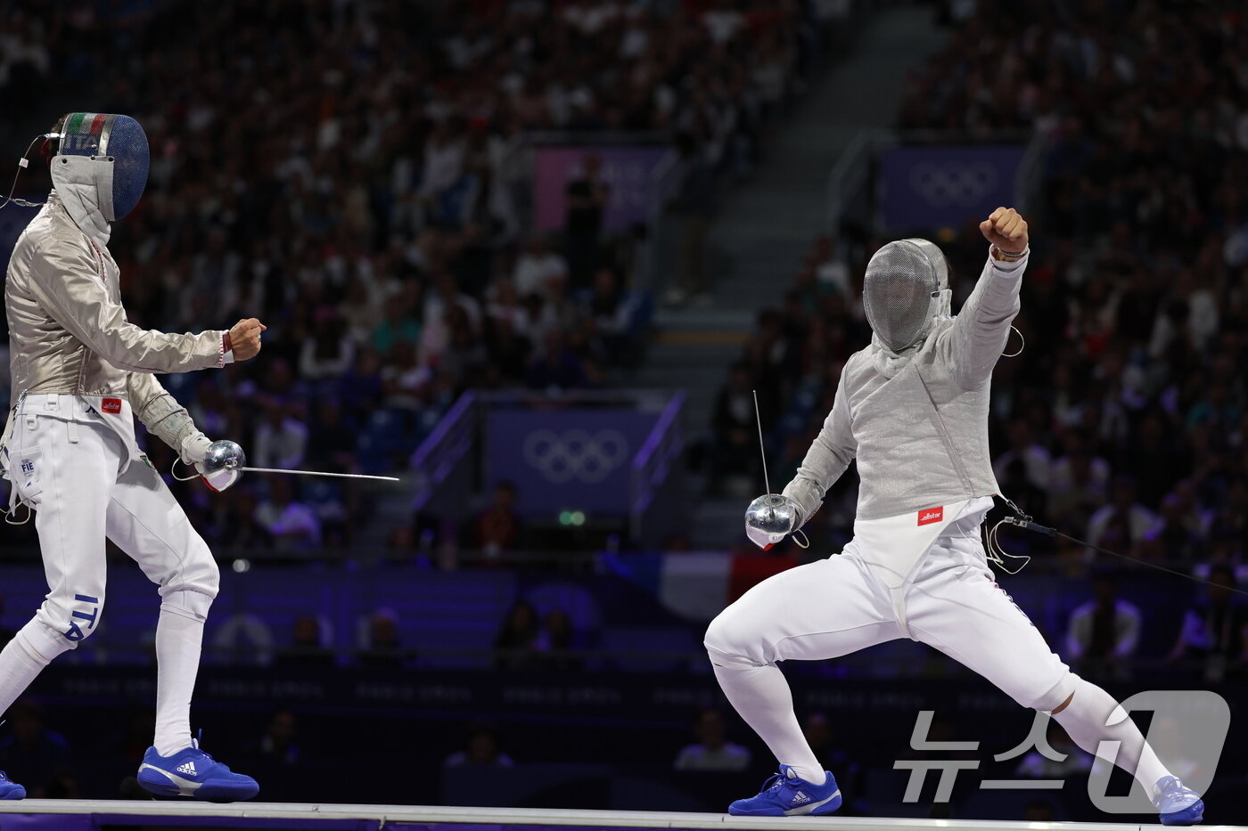 본문 이미지 - 오상욱(오른쪽)이 28일(한국시간) 프랑스 파리 그랑팔레에서 열린 2024 파리 올림픽 펜싱 남자 사브르 준결승에서 공격을 성공시킨 뒤 기뻐하고 있다. ⓒ News1 박정호 기자