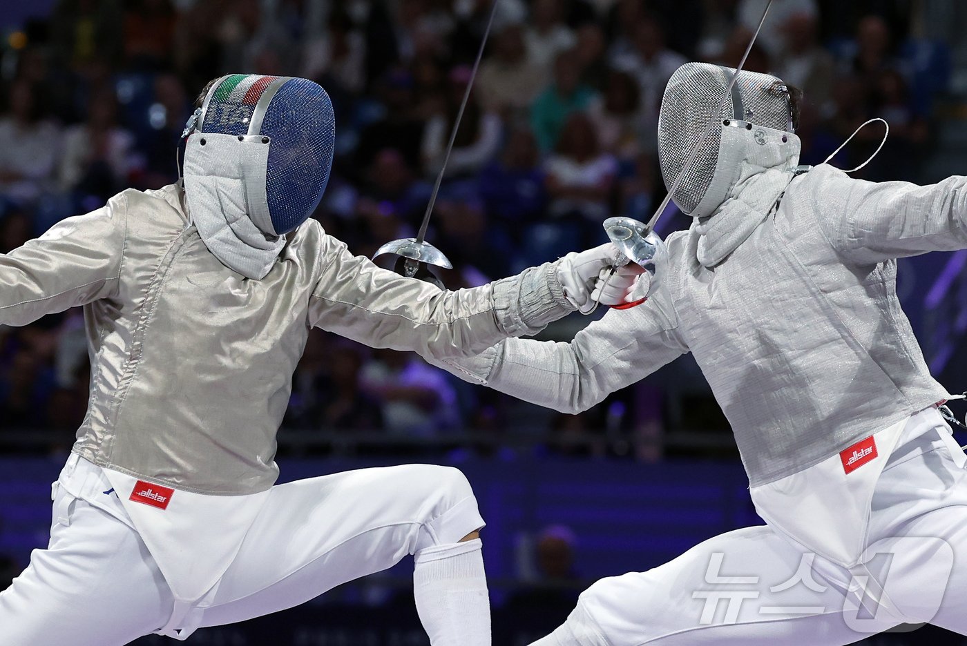 본문 이미지 - 대한민국 펜싱 대표팀 오상욱 선수가 28일(한국시간) 프랑스 파리 그랑 팔레에서 열린 남자 사브르 개인 준결승 경기에서 이탈리아의 루이지 사멜레 선수와 맞대결을 펼치고 있다. 2024.7.28/뉴스1 ⓒ News1 박정호 기자