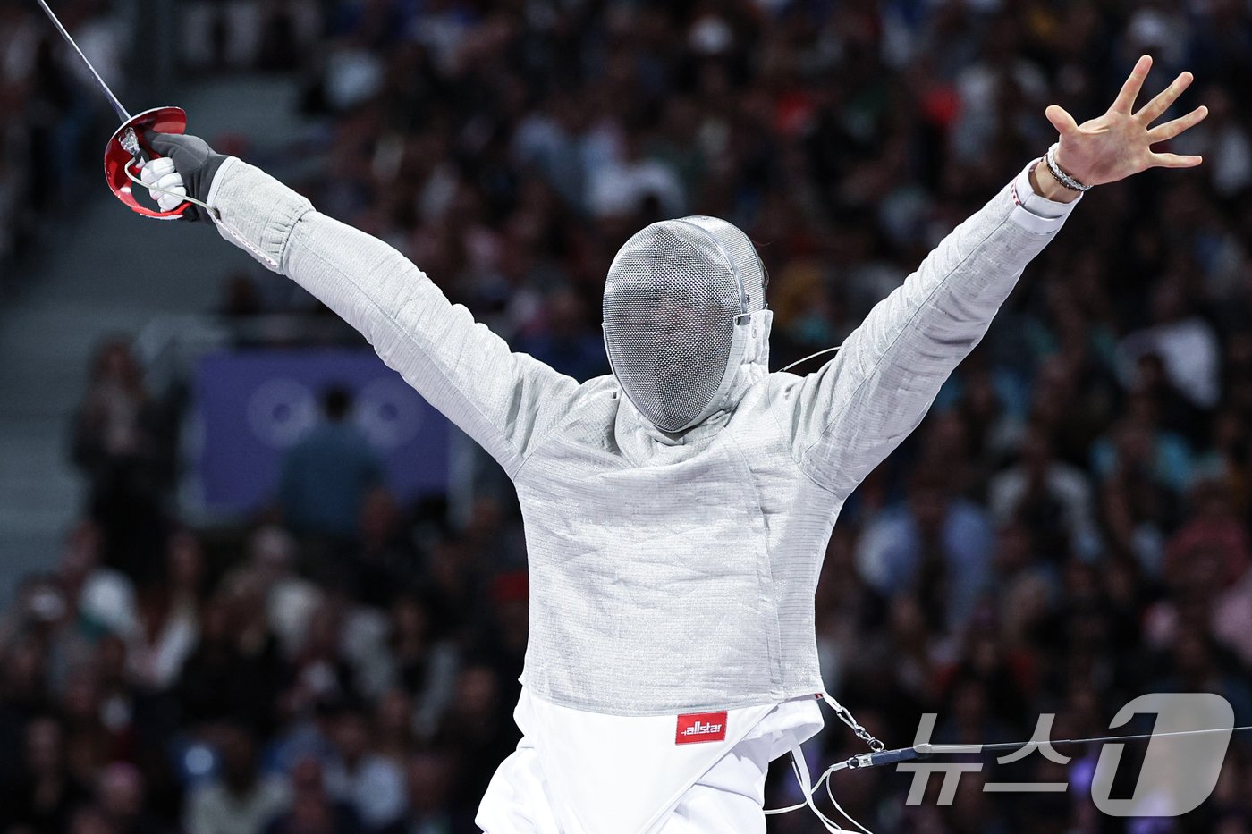 본문 이미지 - 대한민국 펜싱 대표팀 오상욱 선수가 28일(한국시간) 프랑스 파리 그랑 팔레에서 열린 남자 사브르 개인 준결승 이탈리아와의 경기에서 공격을 성공한 후 기뻐하고 있다. 2024.7.28/뉴스1 ⓒ News1 박정호 기자