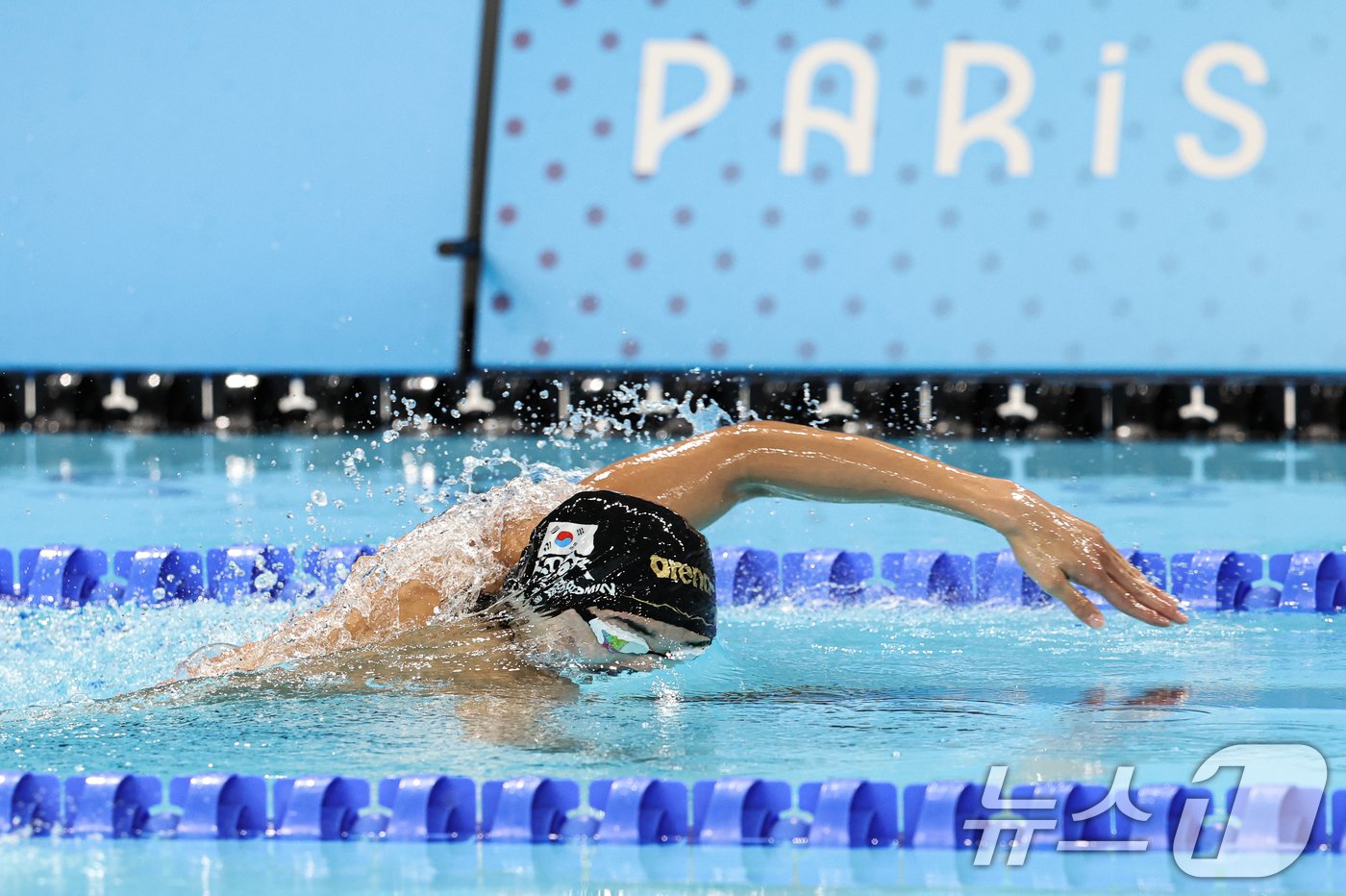 본문 이미지 - 대한민국 수영대표팀 김우민이 28일&#40;한국시간&#41; 프랑스 파리 라데팡스에서 열린 남자 400M 자유형 결승 경기에서 역영하고 있다. 2024.7.28/뉴스1 ⓒ News1 이동해 기자