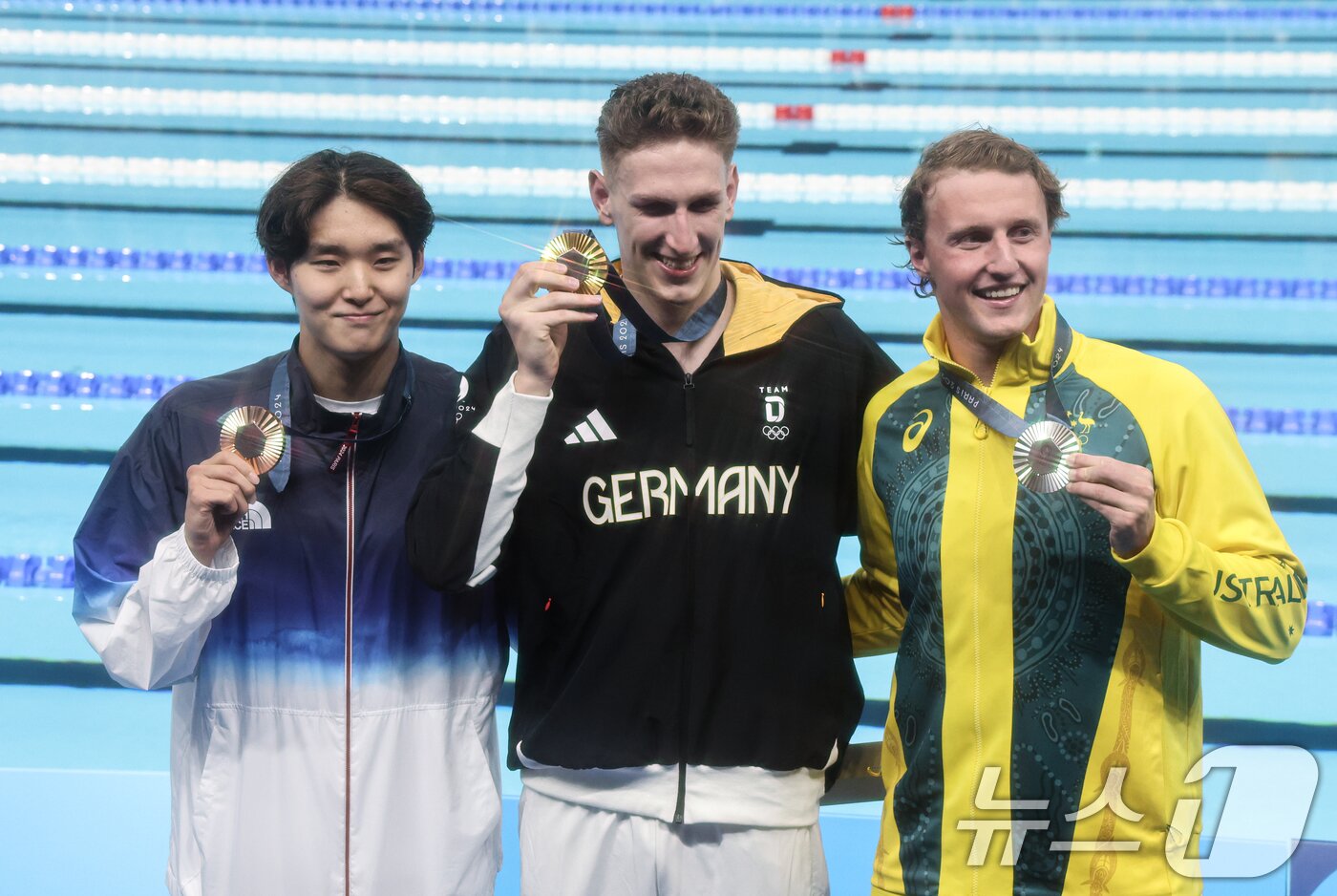 본문 이미지 - 대한민국 수영대표팀 김우민이 28일(한국시간) 프랑스 파리 라데팡스에서 열린 남자 400M 자유형 결승 시상식을 마친 후 포즈를 취하고 있다. 왼쪽부터 김우민, 독일 루카스 마르텐스(금메달), 호주 새뮤얼 쇼트(은메달). 2024.7.28/뉴스1 ⓒ News1 이동해 기자