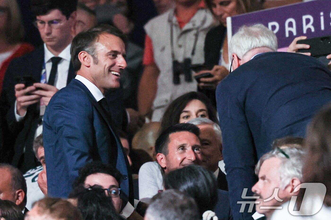 본문 이미지 - 에마뉘엘 마크롱 프랑스 대통령이 28일(한국시간) 프랑스 파리 그랑 팔레에서 열린 프랑스 말로-브르통 오리안과 홍콩 콩 만 와이 비비안의 여자 에페 개인 결승 경기를 방문해 다른 관중 등과 인사를 나누고 있다. 2024.7.28/뉴스1 ⓒ News1 박정호 기자