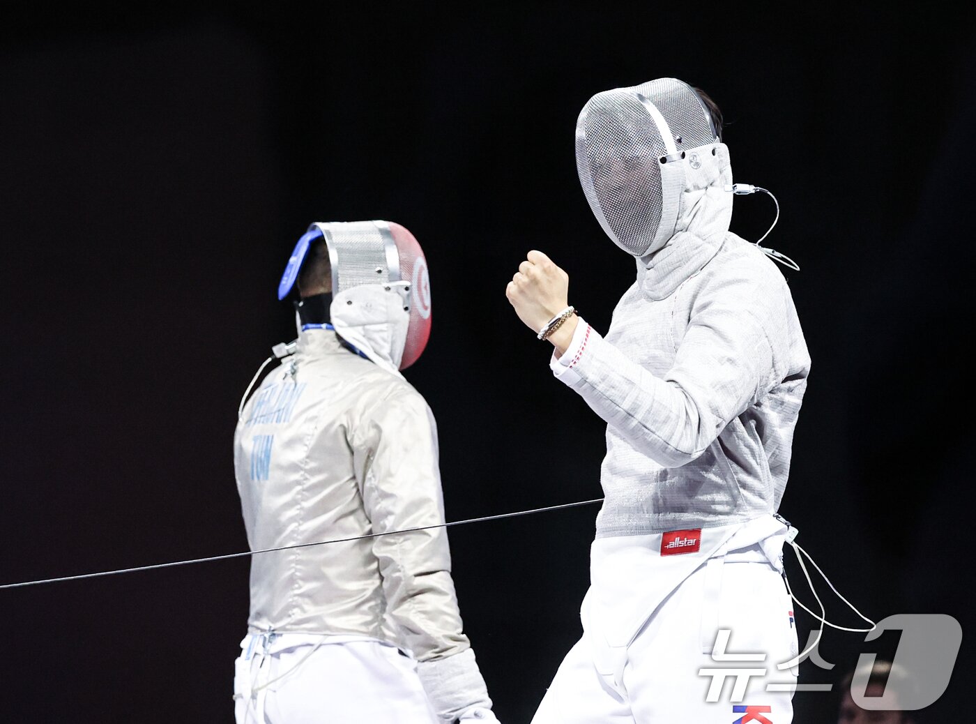 본문 이미지 - 대한민국 펜싱 대표팀 오상욱 선수가 28일(한국시간) 프랑스 파리 그랑 팔레에서 열린 2024 파리올림픽 남자 사브르 개인 결승 경기에서 튀니지의 파레스 페르자니 선수에게 공격을 성공한 후 기뻐하고 있다. 2024.7.28/뉴스1 ⓒ News1 박정호 기자