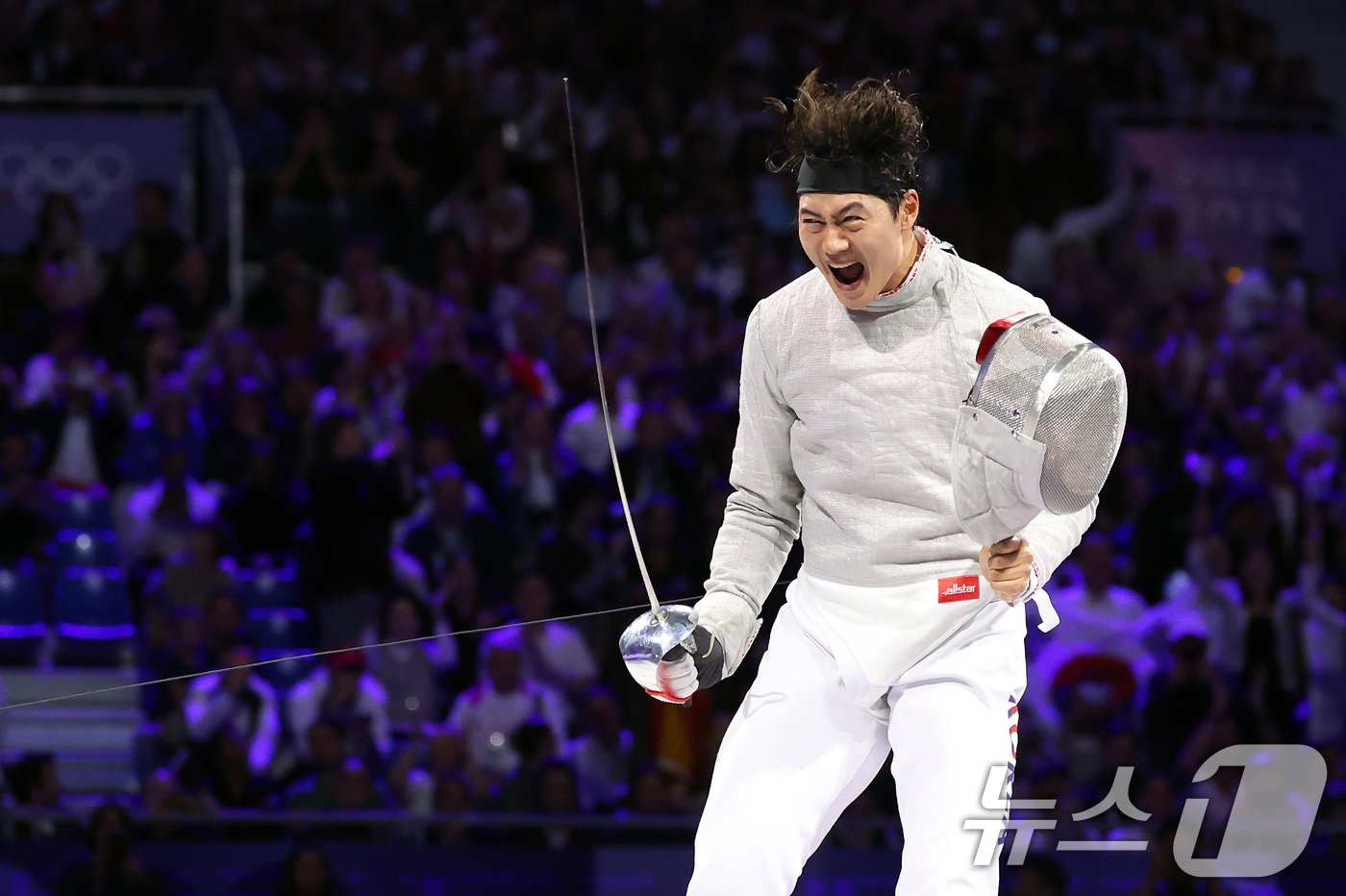 본문 이미지 - 대한민국 펜싱 대표팀 오상욱 선수가 28일&#40;한국시간&#41; 프랑스 파리 그랑 팔레에서 열린 2024 파리올림픽 남자 사브르 개인 결승 경기에서 튀니지의 파레스 페르자니 선수에게 공격을 성공한 후 기뻐하고 있다. 2024.7.28/뉴스1 ⓒ News1 박정호 기자