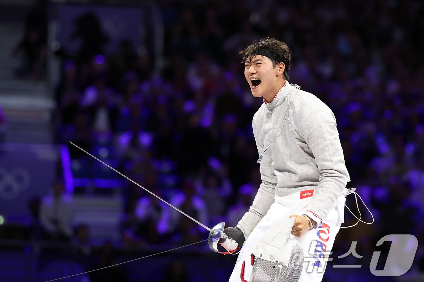 본문 이미지 - 대한민국 펜싱 대표팀 오상욱 선수가 28일(한국시간) 프랑스 파리 그랑 팔레에서 열린 2024 파리올림픽 남자 사브르 개인 결승 경기에서 튀니지의 파레스 페르자니 선수에게 공격을 성공한 후 기뻐하고 있다. 2024.7.28/뉴스1 ⓒ News1 박정호 기자