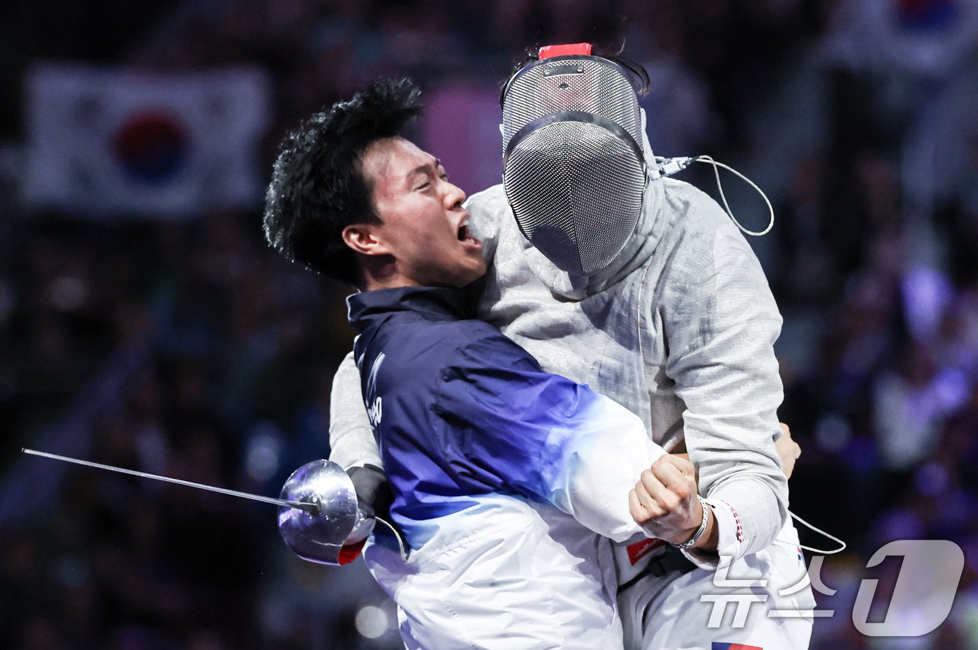 본문 이미지 - 대한민국 펜싱 대표팀 오상욱 선수가 28일(한국시간) 프랑스 파리 그랑 팔레에서 열린 2024 파리올림픽 남자 사브르 개인 튀니지 파레스 페르자니 선수와의 경기에서 금메달을 차지한 후 원우영 코치와 기뻐하고 있다. 2024.7.28/뉴스1 ⓒ News1 박정호 기자