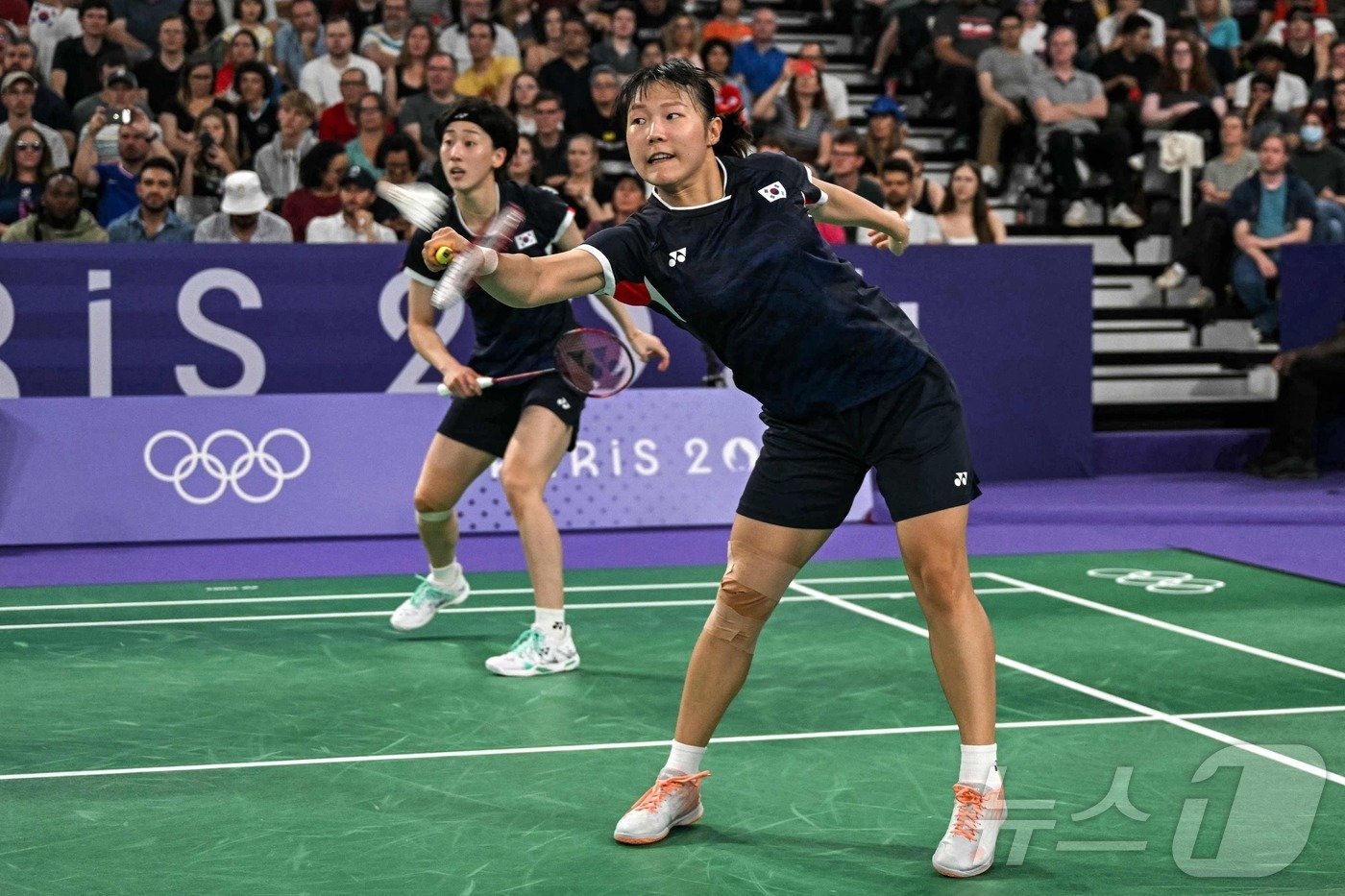 2024 파리 올림픽에 출전 중인 한국 배드민턴 국가대표 이소희&#40;왼쪽&#41;와 백하나. ⓒ AFP=뉴스1