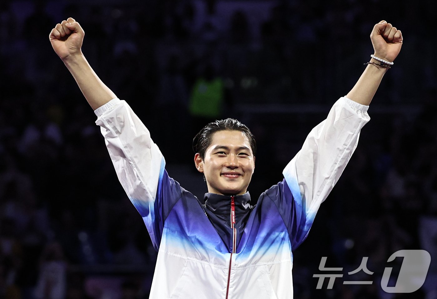 본문 이미지 - 대한민국 펜싱 대표팀 오상욱 선수가 28일(한국시간) 프랑스 파리 그랑 팔레에서 열린 2024 파리올림픽 남자 사브르 개인 결승 시상식에서 시상대에 오르며 두 손을 들어보이고 있다. 2024.7.28/뉴스1 ⓒ News1 박정호 기자