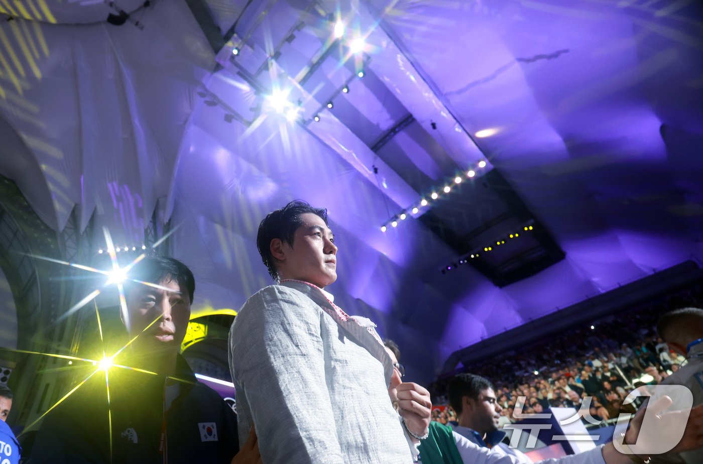 본문 이미지 - 대한민국 펜싱 대표팀 오상욱 선수가 28일(한국시간) 프랑스 파리 그랑 팔레에서 열린 2024 파리올림픽 남자 사브르 개인 결승에서 튀니지의 파레스 페르자니 선수 꺽은 뒤 믹스트존으로 향하고 있다. 2024.7.28/뉴스1 ⓒ News1 박정호 기자