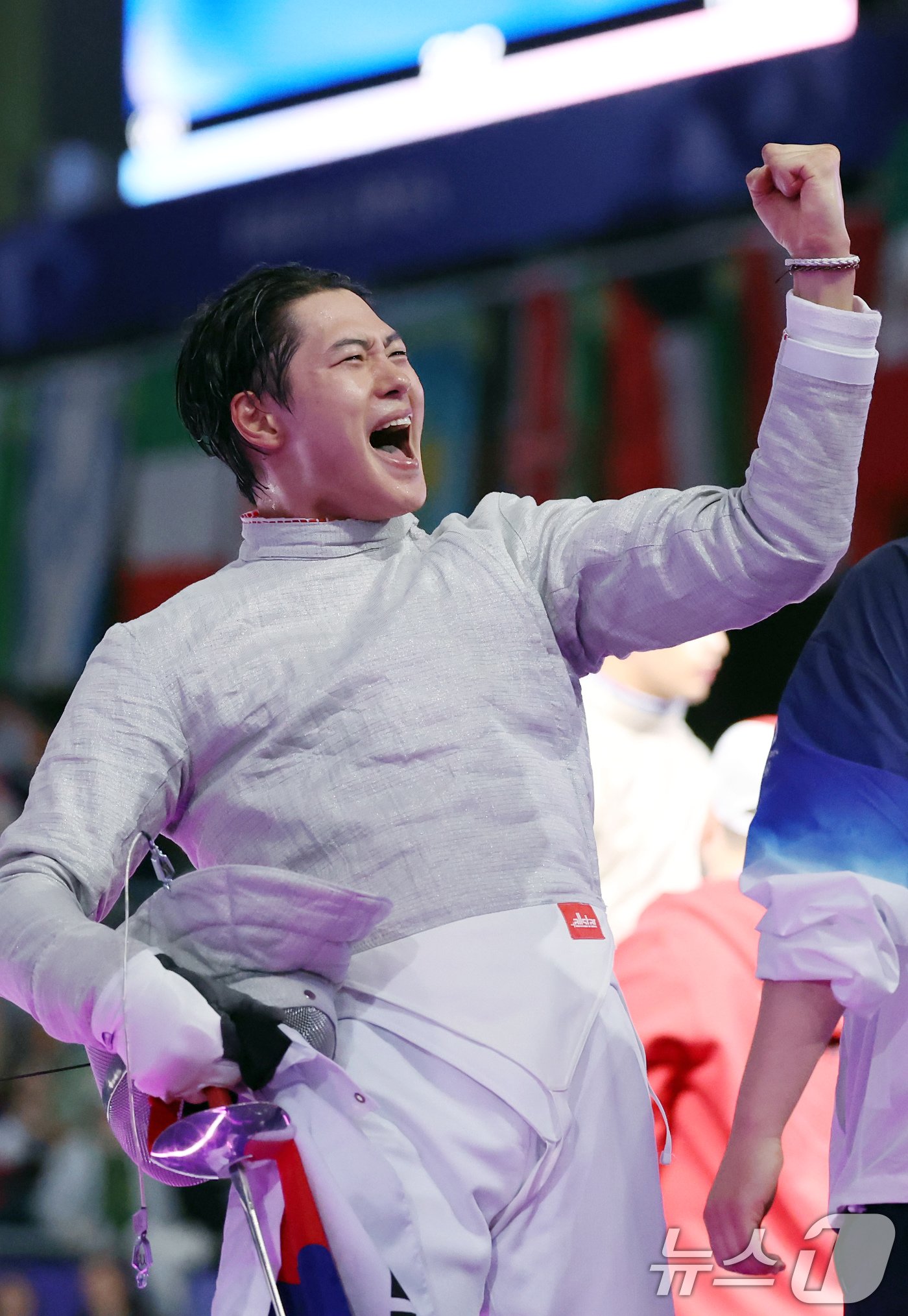 본문 이미지 - 대한민국 펜싱 대표팀 오상욱 선수가 28일(한국시간) 프랑스 파리 그랑 팔레에서 열린 남자 사브르 개인 결승 경기에서 튀니지의 파레스 페르자니 선수를 꺽고 금메달을 확정 지은 뒤 포효하고 있다. 2024.7.28/뉴스1 ⓒ News1 박정호 기자