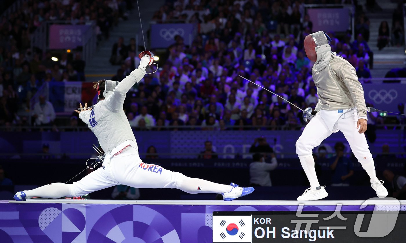 대한민국 펜싱 대표팀 오상욱 선수가 28일&#40;한국시간&#41; 프랑스 파리 그랑 팔레에서 열린 남자 사브르 개인 결승 경기에서 튀니지의 파레스 페르자니 선수와 맞대결을 펼치고 있다. 2024.7.28/뉴스1 ⓒ News1 박정호 기자