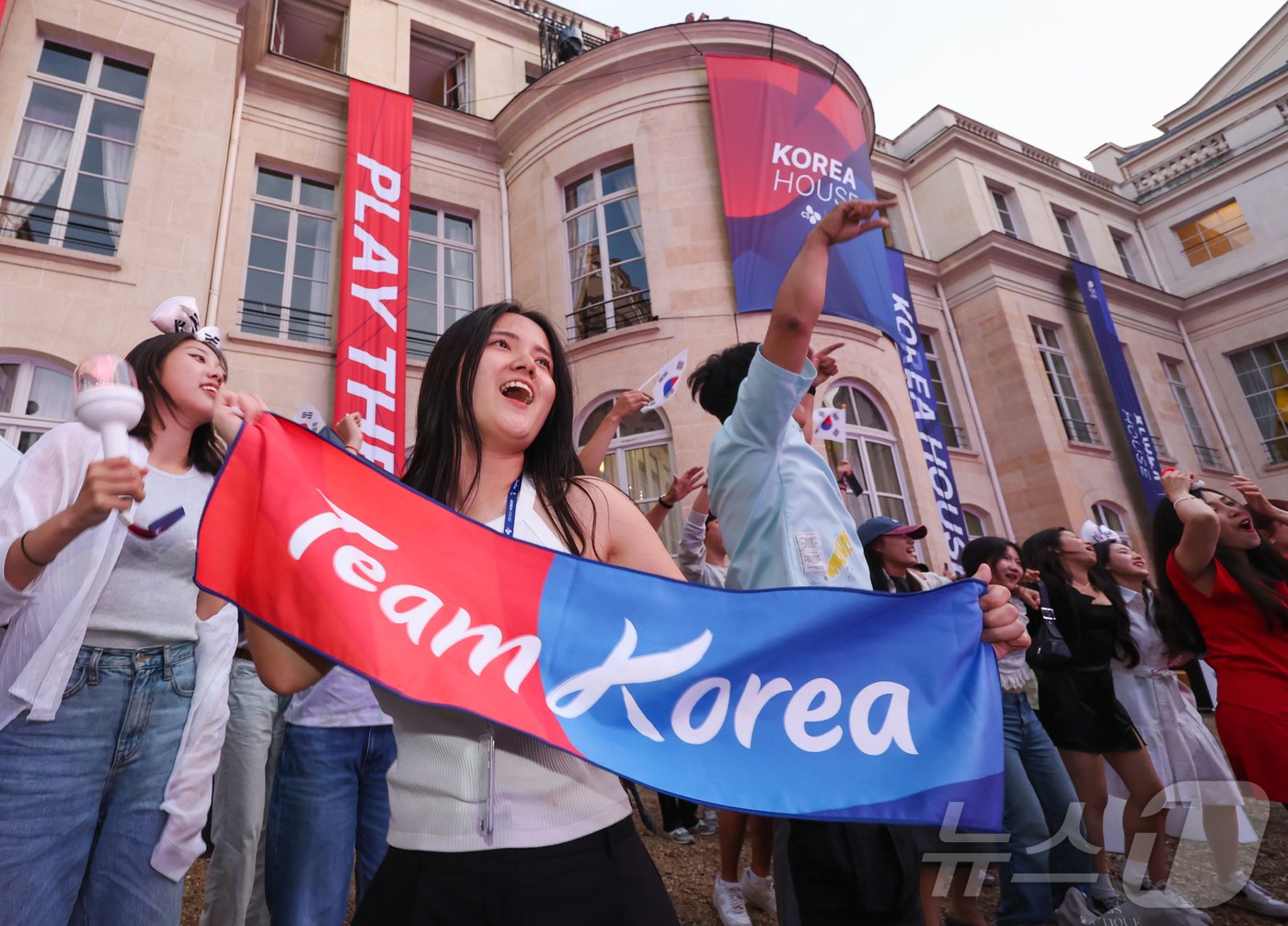 2024 파리 올림픽 공식대회 첫 날인 28일 새벽&#40;한국시간&#41; 프랑스 파리 코리아 하우스 내 야외정원에서 열린 대한민국 단체 응원전에서 참석자들이 수영 남자 자유형 400m 결승에 진출한 김우민과 남자 사브르 결승에 진출한 오상욱의 경기를 응원하고 있다. 2024.7.28/뉴스1 ⓒ News1 이준성 기자