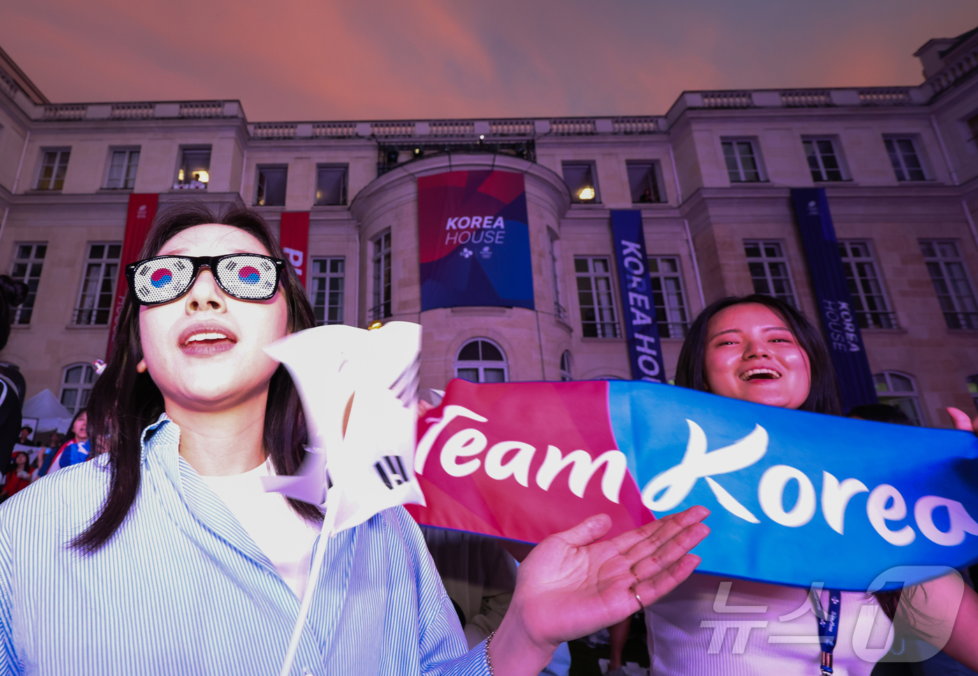 (파리(프랑스)=뉴스1) 이준성 기자 = 2024 파리 올림픽 공식대회 첫 날인 28일 새벽(한국시간) 프랑스 파리 코리아 하우스 내 야외정원에서 열린 대한민국 단체 응원전에서 참 …