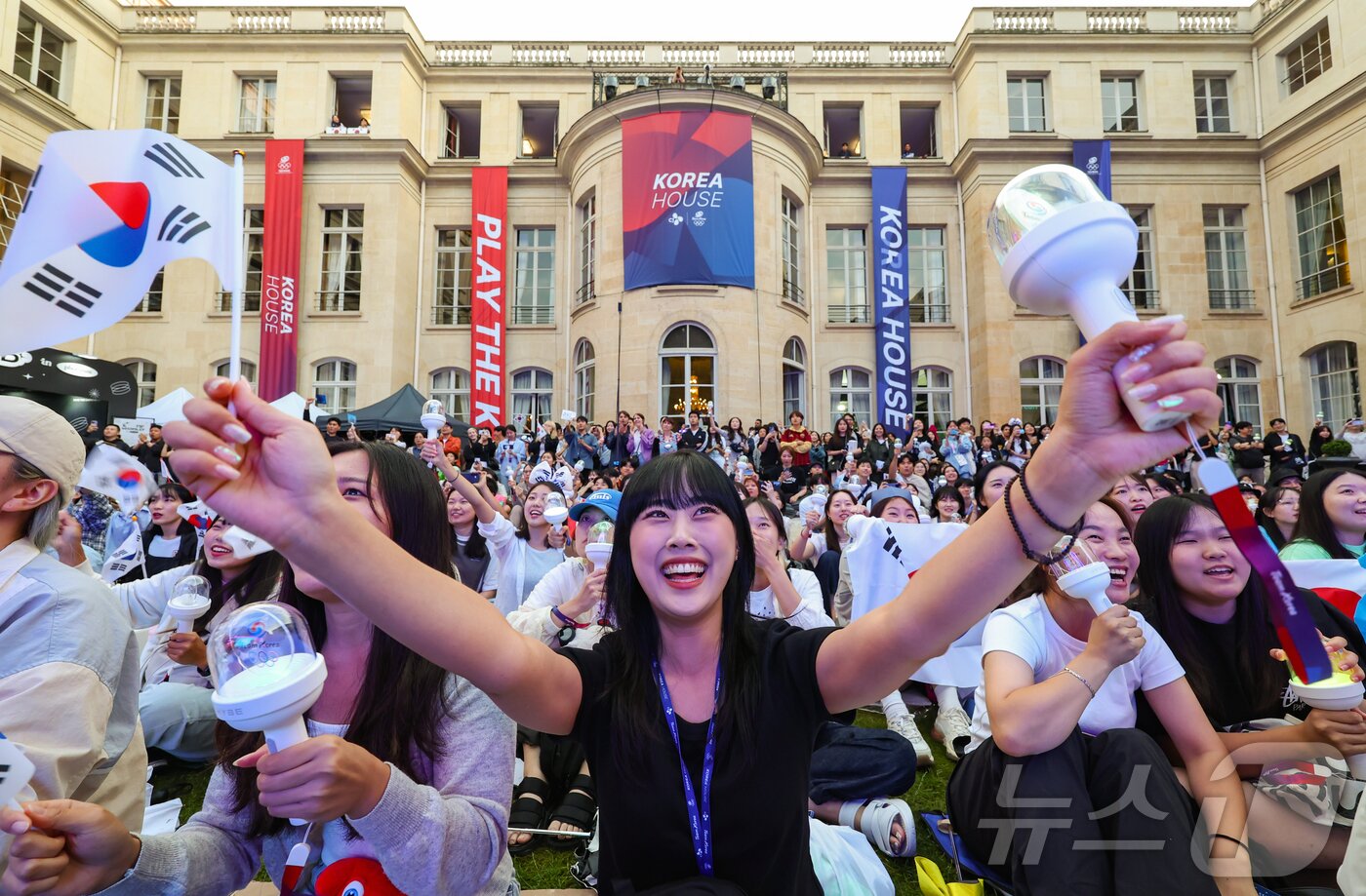 2024 파리 올림픽 공식대회 첫 날인 28일 새벽&#40;한국시간&#41; 프랑스 파리 코리아 하우스 내 야외정원에서 한국인과 현지인 등 약 500여명의 응원단이 수영 남자 자유형 400m 경기에서 김우민이 동메달을 획득하자 환호하고 있다. 2024.7.28/뉴스1 ⓒ News1 이준성 기자