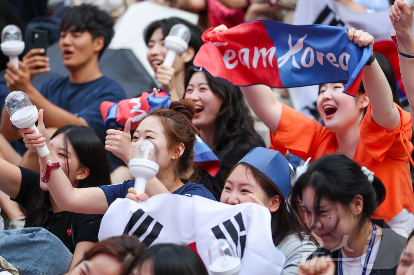 (파리(프랑스)=뉴스1) 이준성 기자 = 2024 파리 올림픽 공식대회 첫 날인 28일 새벽(한국시간) 프랑스 파리 코리아 하우스 내 야외정원에서 한국인과 현지인 등 약 500여명 …