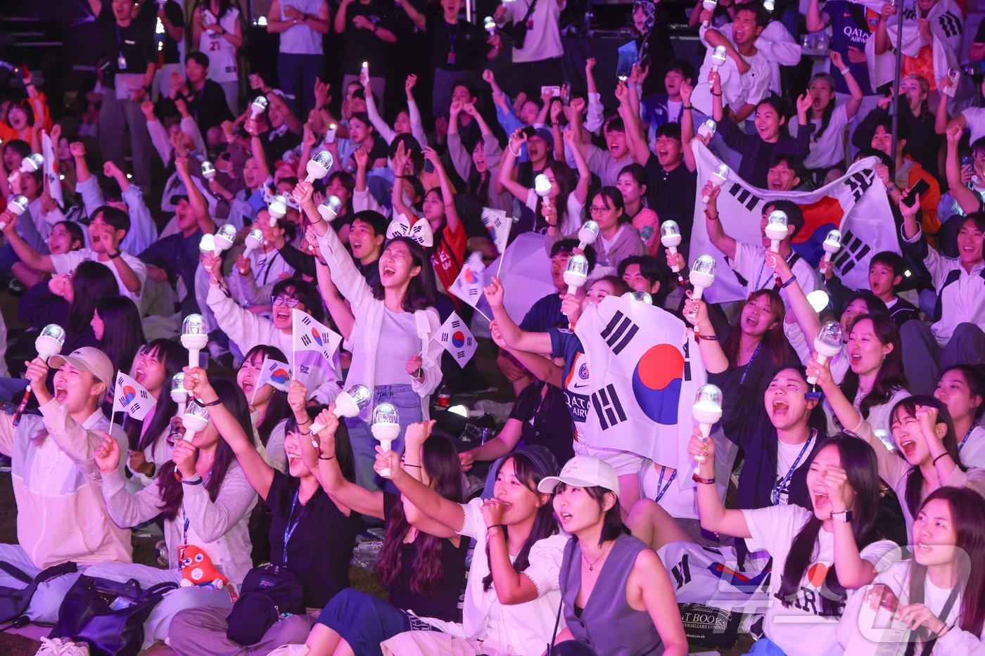 본문 이미지 - 2024 파리 올림픽 공식대회 첫 날인 28일 새벽&#40;한국시간&#41; 프랑스 파리 코리아 하우스 내 야외정원에서 한국인과 현지인 등 약 500여명의 응원단이 남자 사브르 결승전에서 오상욱이 금메달을 획득하자 환호하고 있다. 2024.7.28/뉴스1 ⓒ News1 이준성 기자