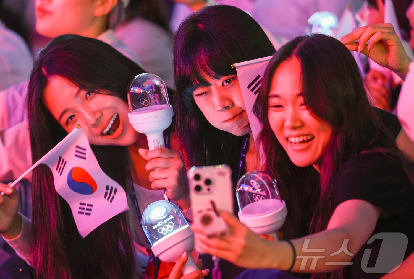 본문 이미지 - 2024 파리 올림픽 공식대회 첫 날인 28일 새벽(한국시간) 프랑스 파리 코리아 하우스 내 야외정원에서 한국인과 현지인 등 약 500여명이 한 자리에 모여 하이브가 나눠준 응원봉과 태극기 등을 이용해 대한민국을 응원하고 있다. 2024.7.28/뉴스1 ⓒ News1 이준성 기자