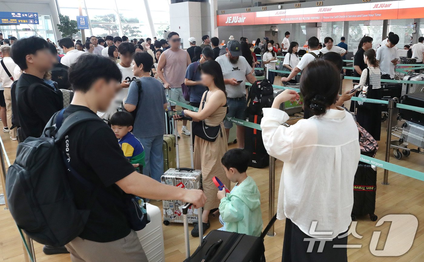 본격적인 여름 휴가철이 시작된 28일 오전 인천국제공항 1터미널이 해외여행을 떠나는 여행객들로 북적이고 있다. 2024.7.28/뉴스1 ⓒ News1 임세영 기자