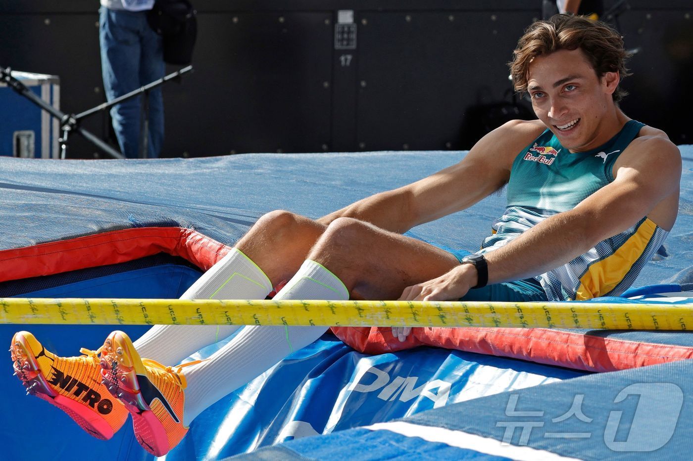 본문 이미지 - 스웨덴의 아먼드 듀플랜티스가 2024년 7월7일 파리 샤를레티 경기장에서 열린 다이아몬드 리그 육상 대회에 참가하고 있다. ⓒ AFP=뉴스1 ⓒ News1 김지현 기자