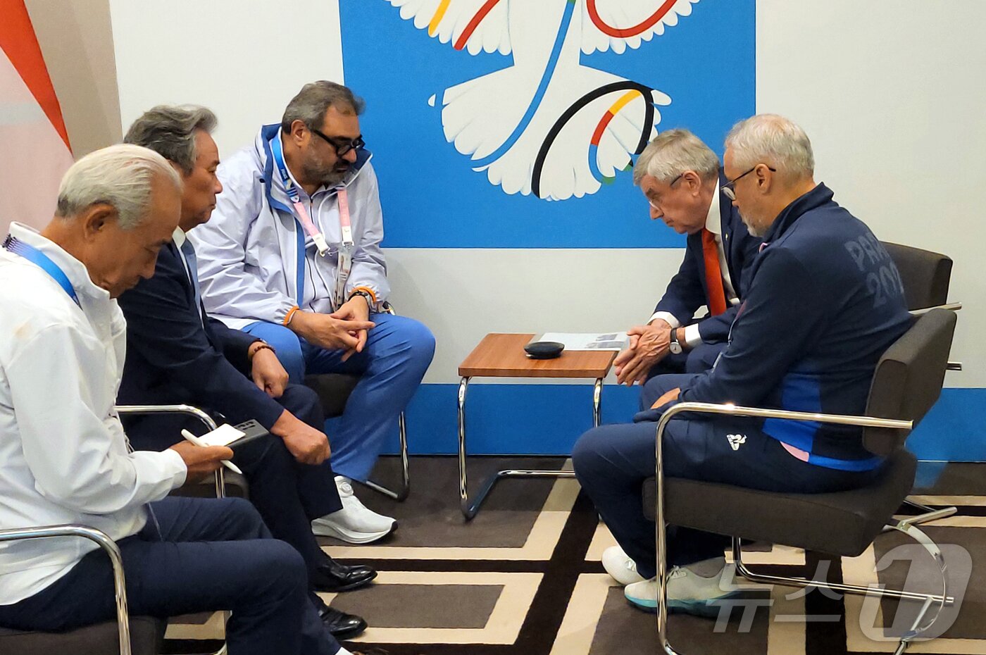 본문 이미지 - 대한체육회는 지난 26일 2024 파리 올림픽 개회식에서 대한민국 선수단을 북한으로 소개한 것과 관련해 27일(현지시간) 윤석열 대통령과 토마스 바흐 국제올림픽위원회(IOC) 위원장이 통화했다고 밝혔다. 이날 통화는 바흐 IOC 위원장, 이기흥 대한체육회장 겸 IOC 위원, 김종훈 대한체육회 명예대사, 에티엔느 토부아 2024파리올림픽조직위원회 CEO, 이아니스 쟈쇼 OBS CEO가 참석해 진행됐다. (대한체육회 제공) 2024.7.27/뉴스1