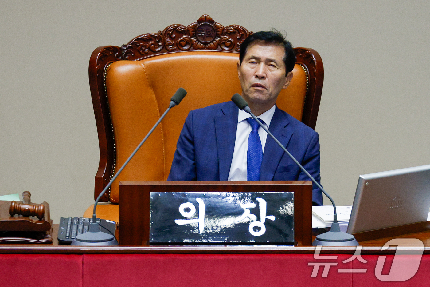 (서울=뉴스1) 안은나 기자 = 이학영 국회 부의장이 28일 오전 서울 여의도 국회 본회의장에서 방송문화진흥회법(방문진법) 개정안에 찬성하는 조계원 더불어민주당 의원의 무제한 토론 …