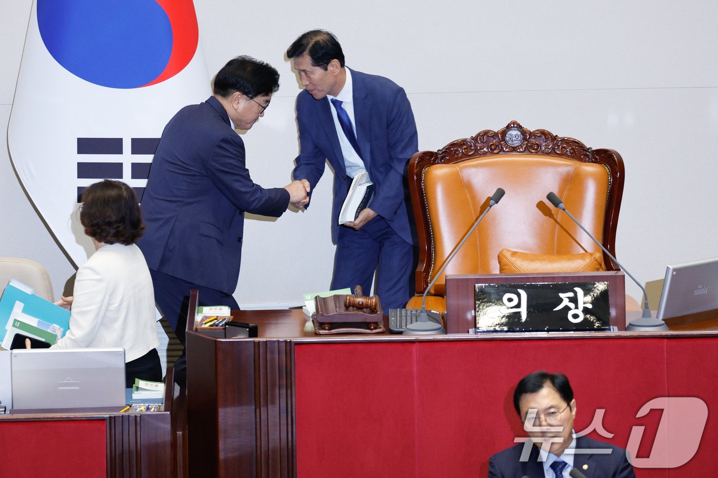 이학영 국회 부의장&#40;오른쪽&#41;이 28일 오전 서울 여의도 국회 본회의장에서 방송문화진흥회법&#40;방문진법&#41; 개정안에 찬성하는 조계원 더불어민주당 의원의 무제한 토론&#40;필리버스터&#41; 사회를 보던 중 우원식 국회의장과 교대하고 있다. 국민의힘 소속 주호영 부의장이 방송4법 무제한 토론에 대한 본회의 사회를 거부하면서 우 의장과 민주당 소속 이 부의장이 3시간씩 교대로 사회를 보고 있다. 2024.7.28/뉴스1 ⓒ News1 안은나 기자