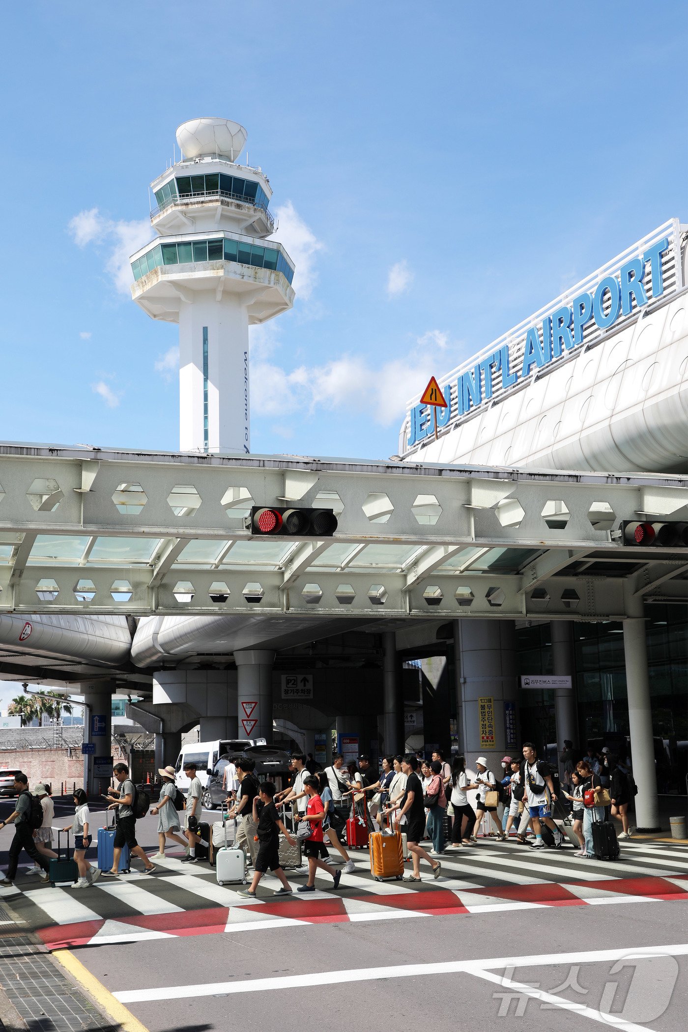 본문 이미지 - 28일 오전 제주국제공항에 도착한 관광객들이 렌터카 하우스로 향하고 있다.2024.7.28./뉴스1 ⓒ News1 오미란 기자