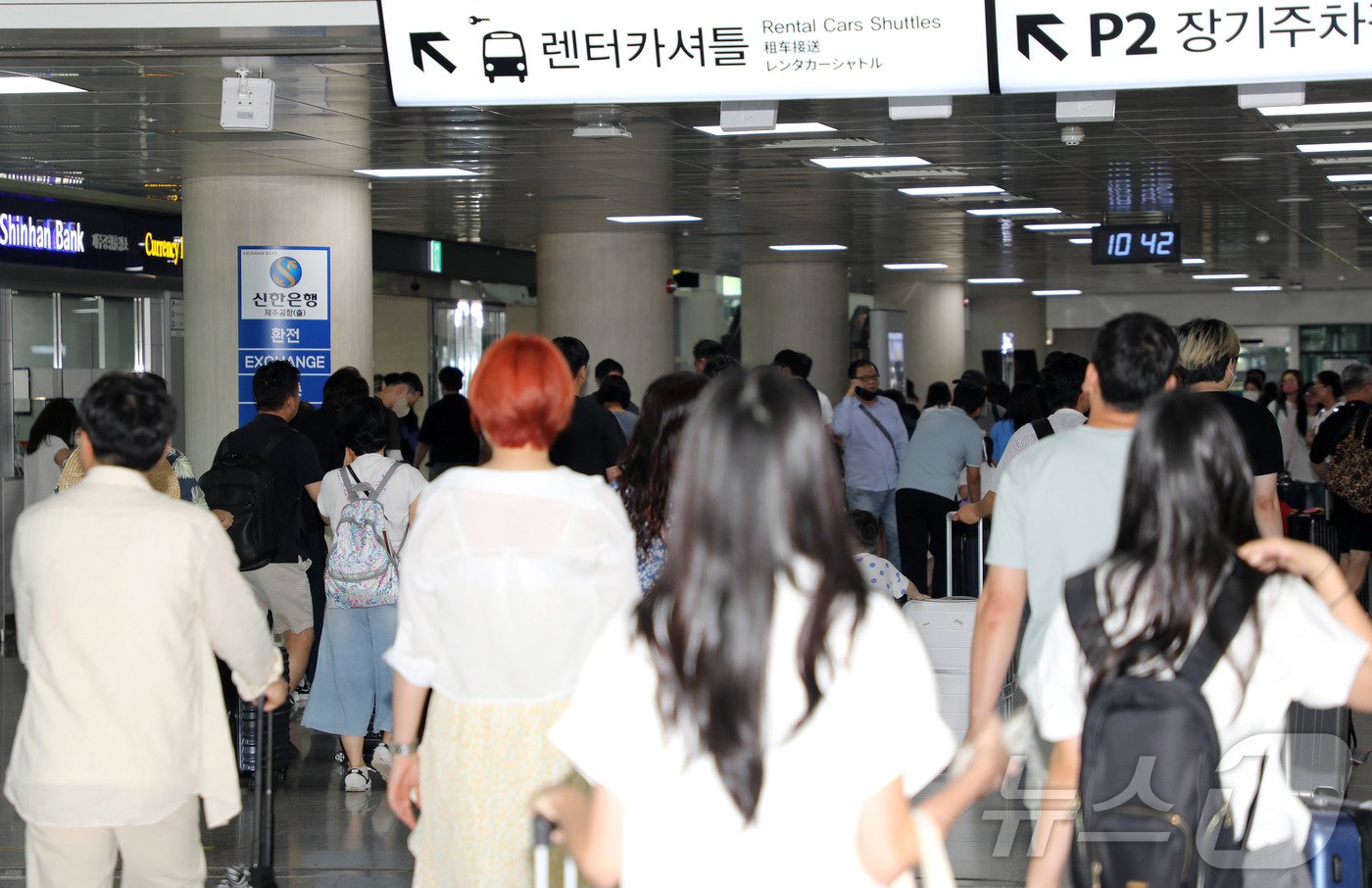본문 이미지 - 28일 오전 제주국제공항에 도착한 관광객들이 렌터카 하우스로 향하고 있다.2024.7.28./뉴스1 ⓒ News1 오미란 기자