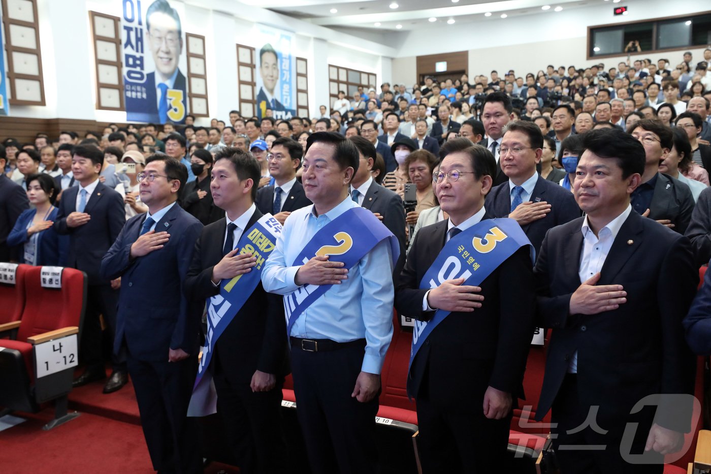 28일 오전 충남 공주시 충남교통연수원에서 열린 더불어민주당 충남지역 당대표·최고위원 후보자 합동연설회에 서 김지수, 김두관, 이재명 당대표 후보가 국민의례를 하고 있다.2024.7.28/뉴스1 ⓒ News1 김기남 기자