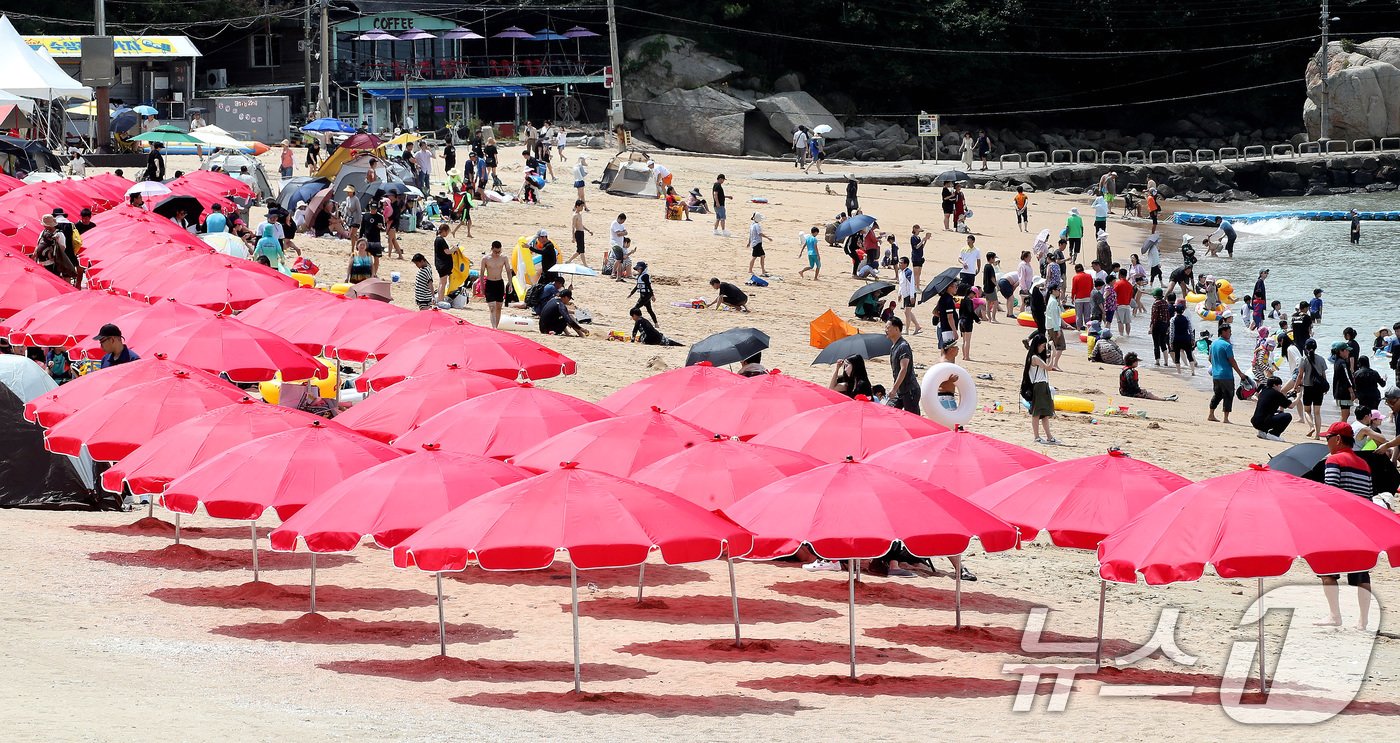 본문 이미지 - 본격적인 여름 휴가철인 28일 인천 중구 을왕리 해수욕장을 찾은 시민들이 더위를 식히고 있다. 2024.7.28/뉴스1 ⓒ News1 임세영 기자