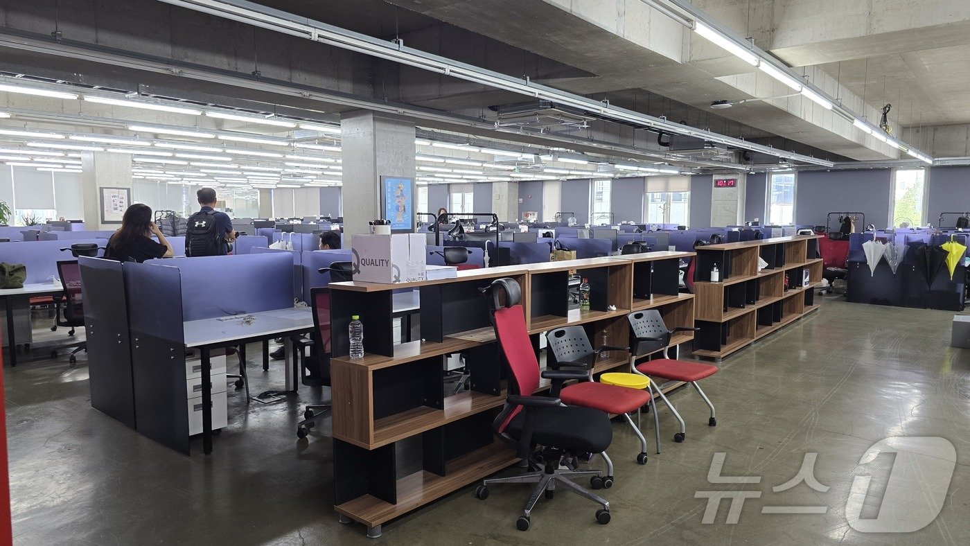 본문 이미지 - 서울 삼성동 위메프 본사 3층에 피해자들이 모여 있다. 2024.7.28/뉴스1 ⓒ News1 서미선 기자