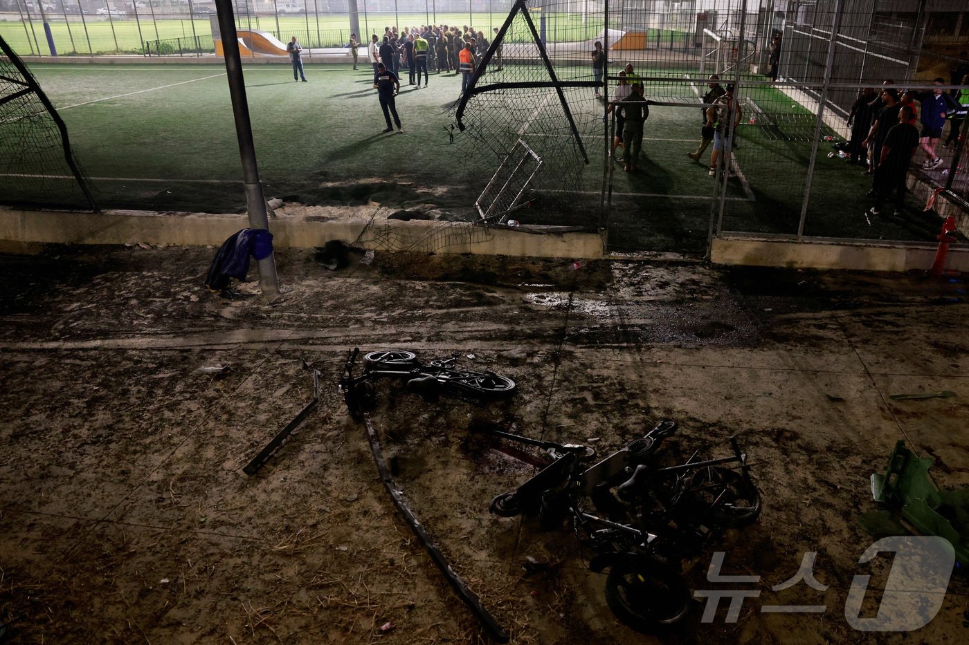 27일&#40;현지시간&#41; 이스라엘이 점령 중인 골란고원의 마즈달 샴스의 축구 경기장이 로켓 공격을 받아 곳곳이 파손됐다. 이 공격으로 최소 12명이 숨지고 18명이 다쳤다. 2024.07.27/ ⓒ 로이터=뉴스1 ⓒ News1 권진영 기자