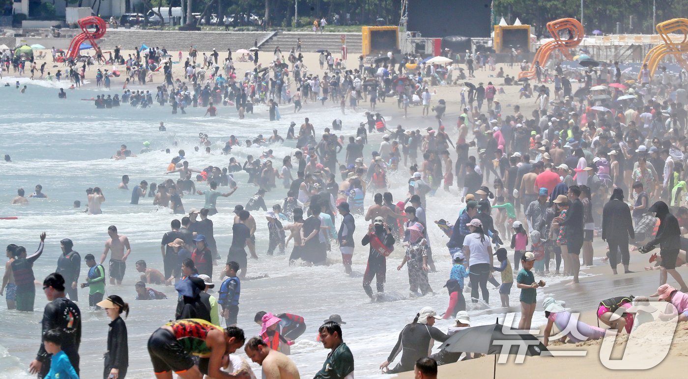 본문 이미지 - 본격적인 피서철을 맞은 28일 부산 해운대해수욕장을 찾은 피서객들이 물놀이를 즐기며 더위를 식히고 있다. 2024.7.28/뉴스1 ⓒ News1 윤일지 기자