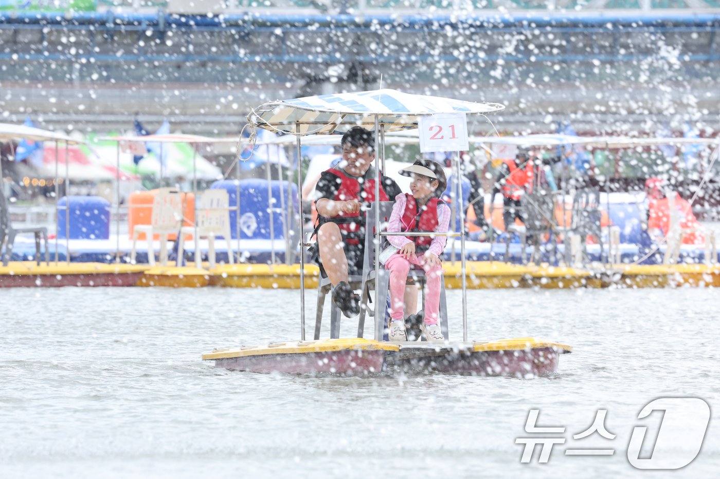 본문 이미지 - 국내 대표 여름축제인 '정남진 장흥 물축제'가 28일 장흥 탐진강 일원에서 열렸다. 관광객들이 시원한 물줄기사이로 수중자전거를 타며 더위를 식히고 있다. 2024.7.28/뉴스1 ⓒ News1 김태성 기자
