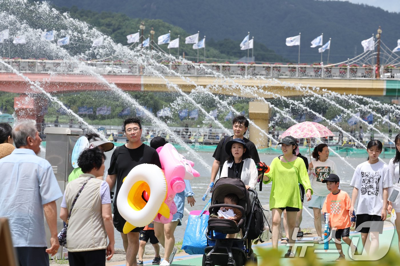 본문 이미지 - 국내 대표 여름축제인 '정남진 장흥 물축제'가 28일 장흥 탐진강 일원에서 열렸다. 많은 관광객들이 시원한 물줄기 사이를 걸으며 더위를 식히고 있다. 2024.7.28/뉴스1 ⓒ News1 김태성 기자