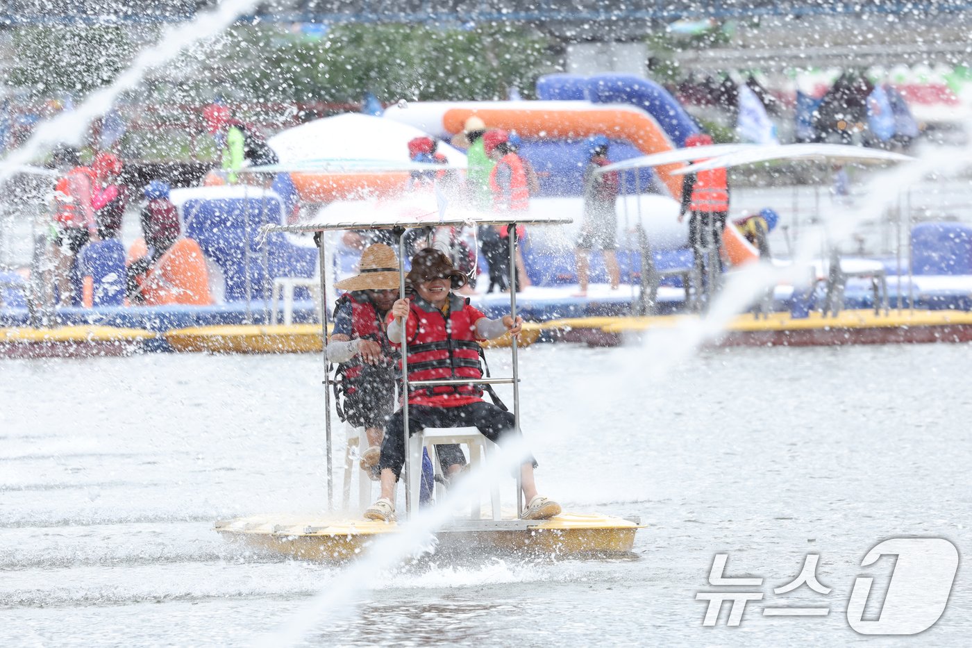 국내 대표 여름축제인 &#39;정남진 장흥 물축제&#39;가 28일 장흥 탐진강 일원에서 열렸다. 관광객들이 시원한 물줄기사이로 수중자전거를 타며 더위를 식히고 있다. 2024.7.28/뉴스1 ⓒ News1 김태성 기자