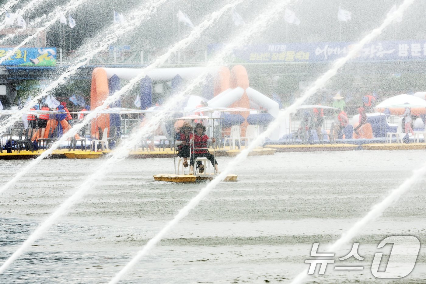 국내 대표 여름축제인 &#39;정남진 장흥 물축제&#39;가 28일 장흥 탐진강 일원에서 열렸다. 관광객들이 시원한 물줄기사이로 수중자전거를 타며 더위를 식히고 있다. 2024.7.28/뉴스1 ⓒ News1 김태성 기자