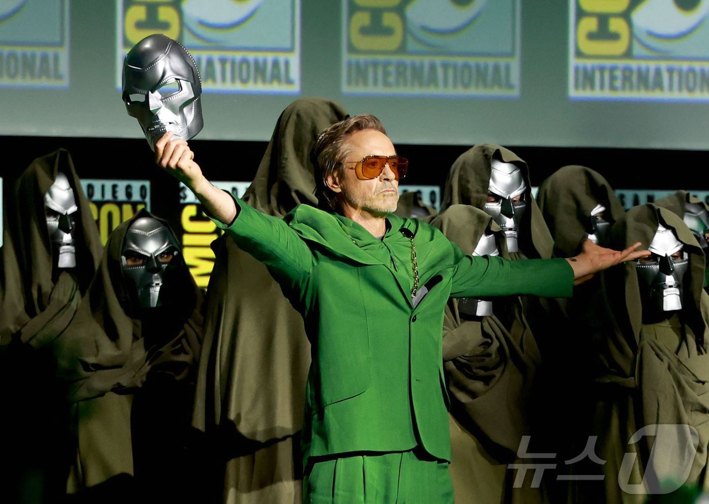 본문 이미지 - 27일(현지시간) 미국 샌디에이고에서 열린 코믹 박람회 무대에 오른 로버트 다우니 주니어 ⓒ AFP=뉴스1