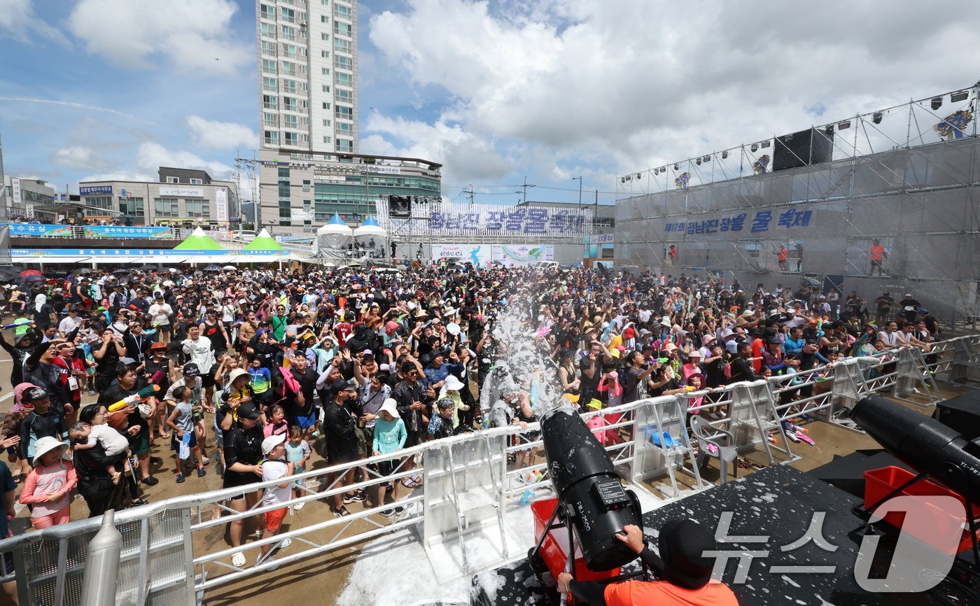 본문 이미지 - 28일 국내 대표 여름축제인 '정남진 장흥 물축제'가 펼쳐지고 있는 장흥 탐진강 일원에서 관광객들이 물싸움으로 더위를 날려 보내고 있다. 물축제는 'ALL 水 좋다-신나는 장흥 물축제'를 슬로건으로 8월 4일까지 탐진강과 편백숲 우드랜드 일원에서 펼쳐진다. 2024.7.28/뉴스1 ⓒ News1 김태성 기자