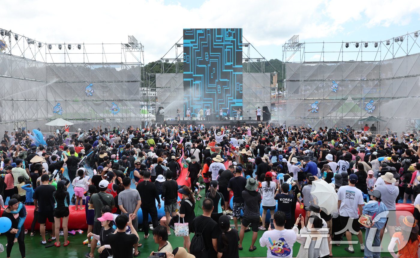 본문 이미지 - 28일 국내 대표 여름축제인 '정남진 장흥 물축제'가 펼쳐지고 있는 장흥 탐진강 일원에서 관광객들이 물싸움으로 더위를 날려 보내고 있다. 물축제는 'ALL 水 좋다-신나는 장흥 물축제'를 슬로건으로 8월 4일까지 탐진강과 편백숲 우드랜드 일원에서 펼쳐진다. 2024.7.28/뉴스1 ⓒ News1 김태성 기자