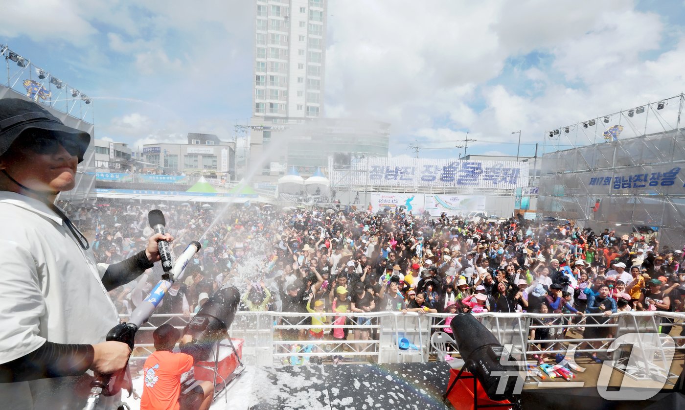 28일 국내 대표 여름축제인 &#39;정남진 장흥 물축제&#39;가 펼쳐지고 있는 장흥 탐진강 일원에서 관광객들이 물싸움으로 더위를 날려 보내고 있다. 물축제는 &#39;ALL 水 좋다-신나는 장흥 물축제&#39;를 슬로건으로 8월 4일까지 탐진강과 편백숲 우드랜드 일원에서 펼쳐진다. 2024.7.28/뉴스1 ⓒ News1 김태성 기자