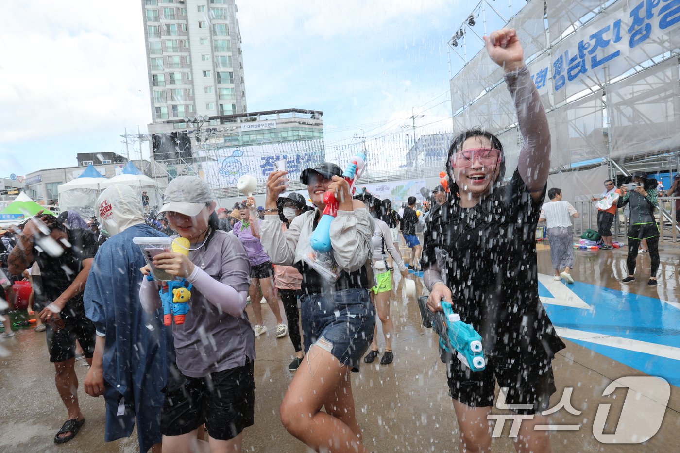 본문 이미지 - 28일 국내 대표 여름축제인 '정남진 장흥 물축제'가 펼쳐지고 있는 장흥 탐진강 일원에서 관광객들이 물싸움으로 더위를 날려 보내고 있다. 물축제는 'ALL 水 좋다-신나는 장흥 물축제'를 슬로건으로 8월 4일까지 탐진강과 편백숲 우드랜드 일원에서 펼쳐진다. 2024.7.28/뉴스1 ⓒ News1 김태성 기자