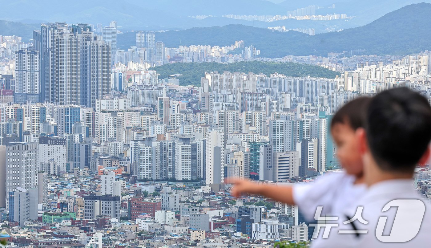 서울 중구 남산에서 바라본 서울 도심 아파트들. 2024.7.28/뉴스1 ⓒ News1 김성진 기자