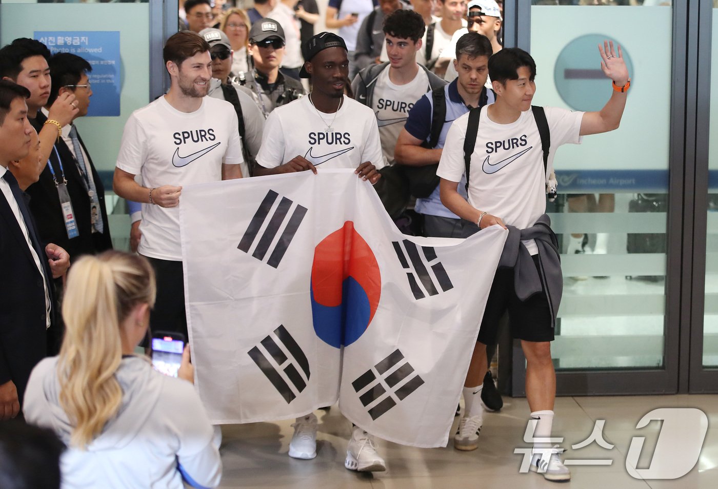 본문 이미지 - 잉글랜드 프리미어리그 토트넘의 손흥민을 비롯한 선수단이 28일 오후 프리 시즌 투어를 위해 인천국제공항 제1터미널을 통해 태극기를 들고 입국하고 있다. 토트넘은 31일 팀 K리그와 경기를 치른 뒤 8월 3일 바이에른 뮌헨(독일)과 연습 경기를 갖는다. 2024.7.28/뉴스1 ⓒ News1 임세영 기자